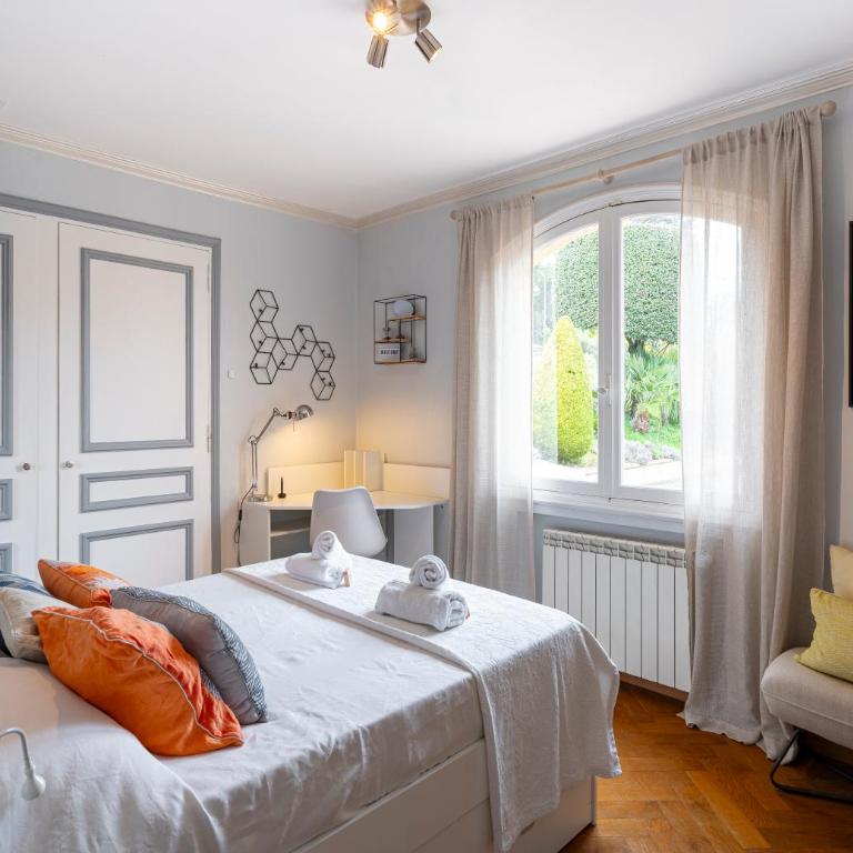 Grande Villa proche Sophia avec magnifique vue mer - Villa - 23