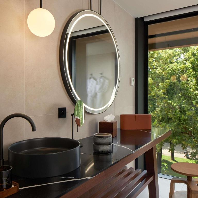 L'Esquisse Hotel & Spa Colmar - MGallery Collection - Chambre Lit King-Size Exécutive avec Balcon - 5