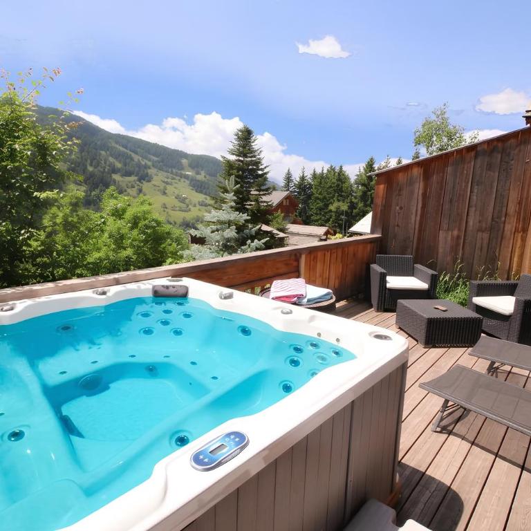 Chalet with Ski Slope Views, Jacuzzi & Cinema Room - Chalet - 2