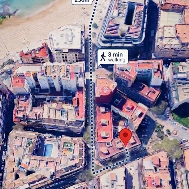 Amplio piso con terraza cerca de la playa - Apartment - 52
