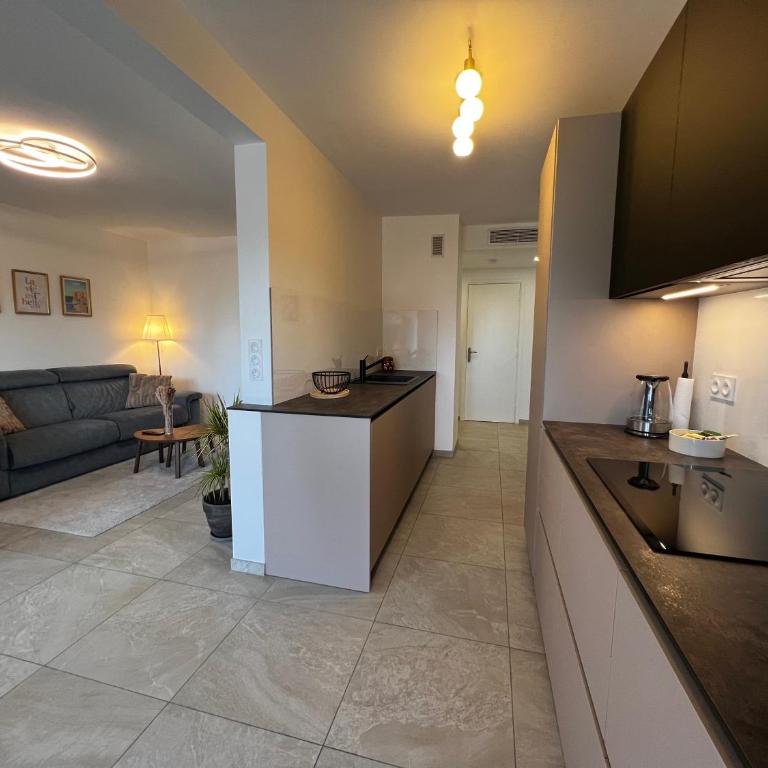 Appartement 2 Chambres - Terrasse, Parking Gratuit & Climatisation - Appartement 2 Chambres avec Terrasse - 12