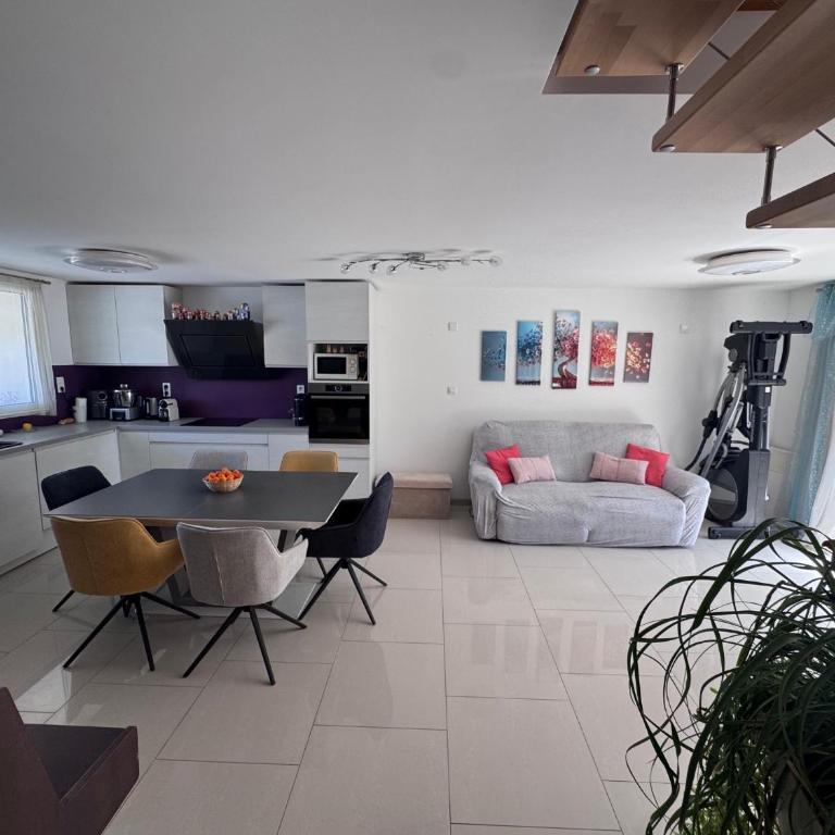 Maison de ville 4 à 5 couchages avec piscine et jardinet - Maison 3 Chambres - 6