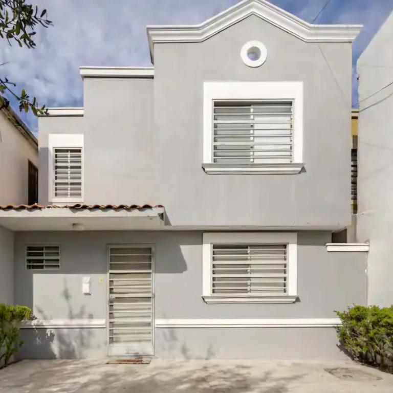 Cómoda Casa en Apodaca Fracc Privado WiFi 7PPL a 10 min del Aeropuerto - Apartamento - 2 niveles - 3