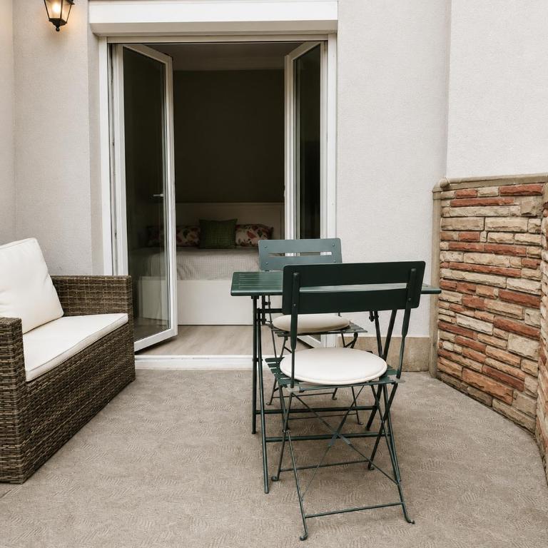 Cozy Apartment with Terrace & Free Parking - Apartment mit 1 Schlafzimmer - 6