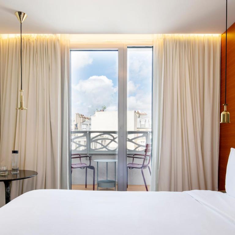 Renaissance Paris Republique Hotel & Spa - Chambre Lit King-Size Bobo - Vue sur Jardin ou Ville - 6