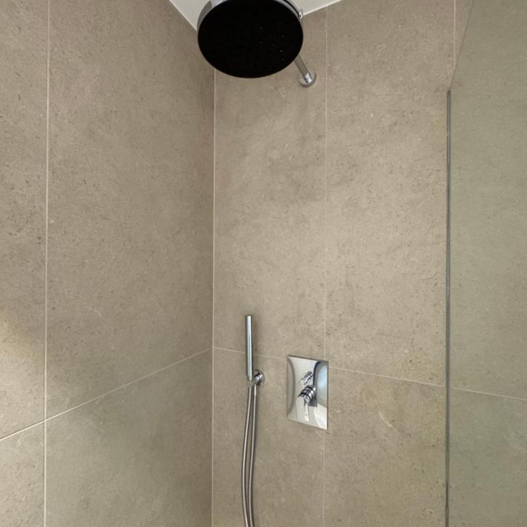 1Dest - Palazzo 5 Wood - Appartamento con 1 Camera da Letto e Balcone - 2