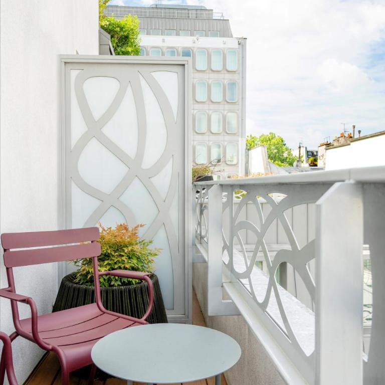 Renaissance Paris Republique Hotel & Spa - Chambre Lit King-Size Bobo - Vue sur Jardin ou Ville - 11