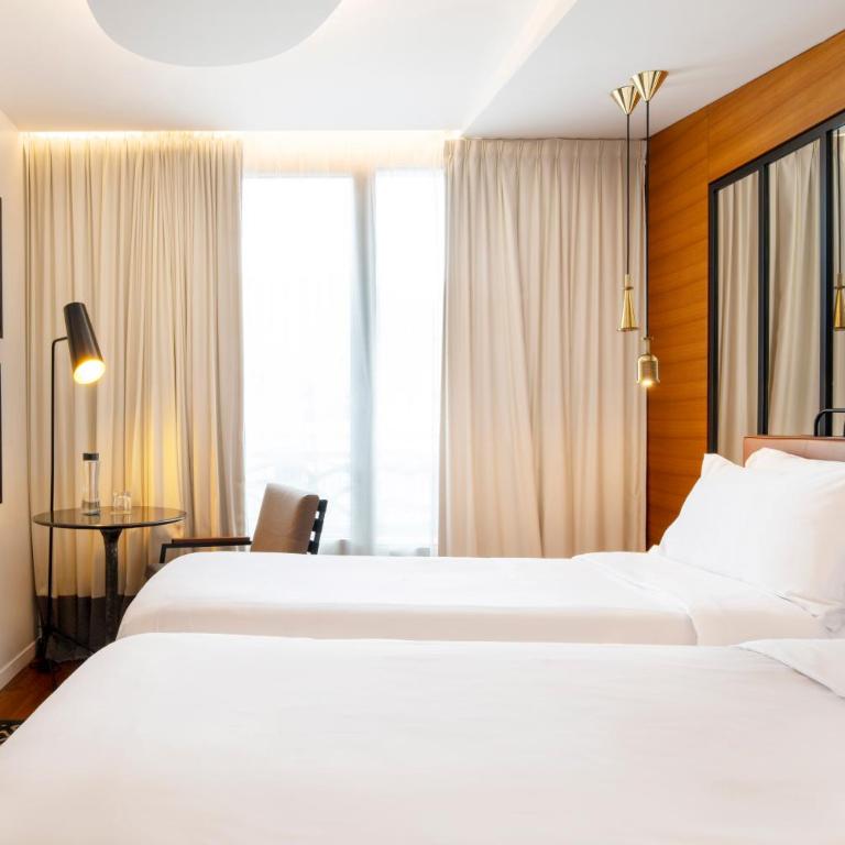Renaissance Paris Republique Hotel & Spa - Chambre Familiale avec 1 Lit Queen et 2 Lits Jumeaux - Vue sur Cour - - 3