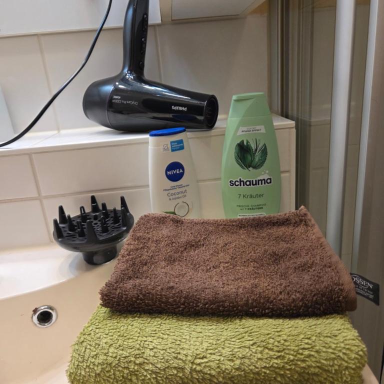 7 min to Citycenter Subway U3 100m, southside singleroom own SHOWER, WC ! free WIFI ,TV, dishes, fridge, oven, waterheater, microwave, coffee, bike, next to river and park,many restaurants and supermarkets around 200m, nonsmoker ! self check in -simply - Einzelzimmer mit Gartenblick - 5