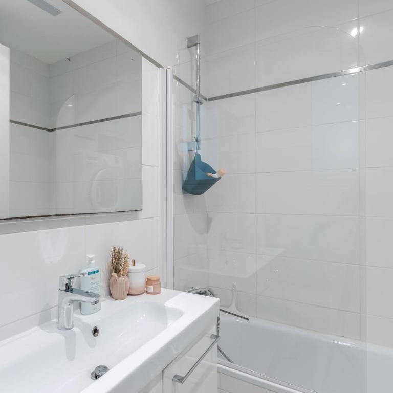 Central Parisian 2BD Apart for 4 - Apartment - 27