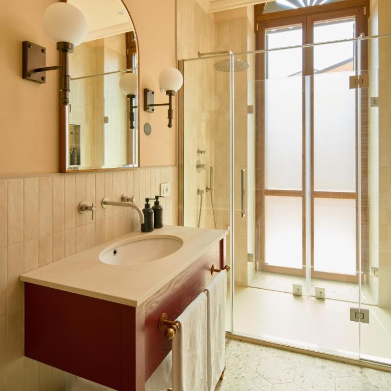 Homy Livia Verona - Monolocale con Letto King-Size, Divano Letto e Terrazza - 4