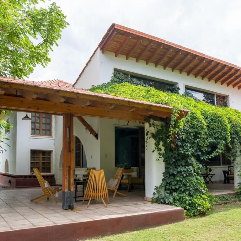 PUEBLO CHACRAS casa entera con quincho, jardín y pileta dentro de barrio semi cerrado y próximo al casco historico de Chacras de Coria en Lujan de Cuyo - Casa de 5 dormitorios - 3