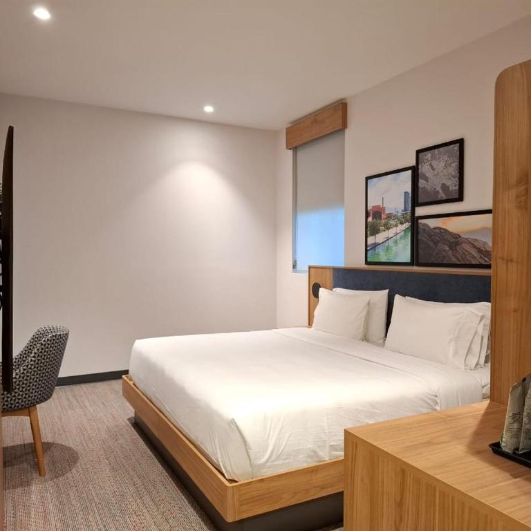 Hampton by Hilton Monterrey Tecnológico - Habitación con cama extragrande. - 3