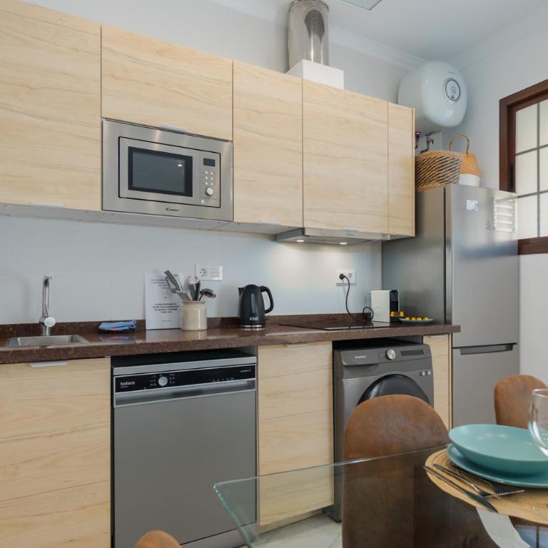 Spacious 2BD 2BTH with patio – Central and quiet - Apartamento - 5