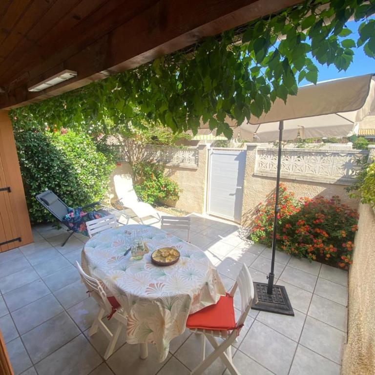 Maison de vacances, 4 à 5 couchages, cuisine séjour climatisé dans résidence avec piscine, les Jardins de Portiragnes, 500m de la mer, LRJP31 - Casa de 2 dormitorios - 1