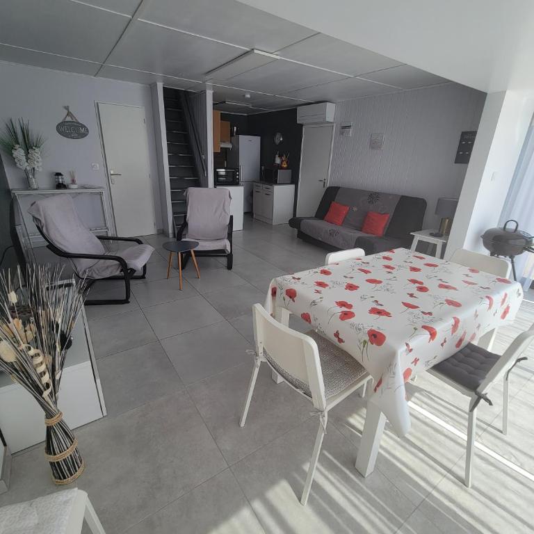 Belle villa de vacances climatisée, residence TAMARIS, wifi, 2 chambres 4 à 6 couchages, accès payant pour les piscines et animations , PORTIRAGNES PLAGE LRTAMA57 - Maison 2 Chambres - 3