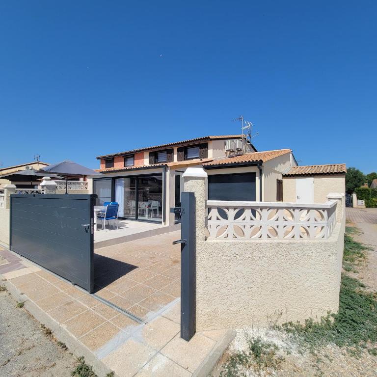 Belle villa de vacances climatisée, residence TAMARIS, wifi, 2 chambres 4 à 6 couchages, accès payant pour les piscines et animations , PORTIRAGNES PLAGE LRTAMA57 - Maison 2 Chambres - 17