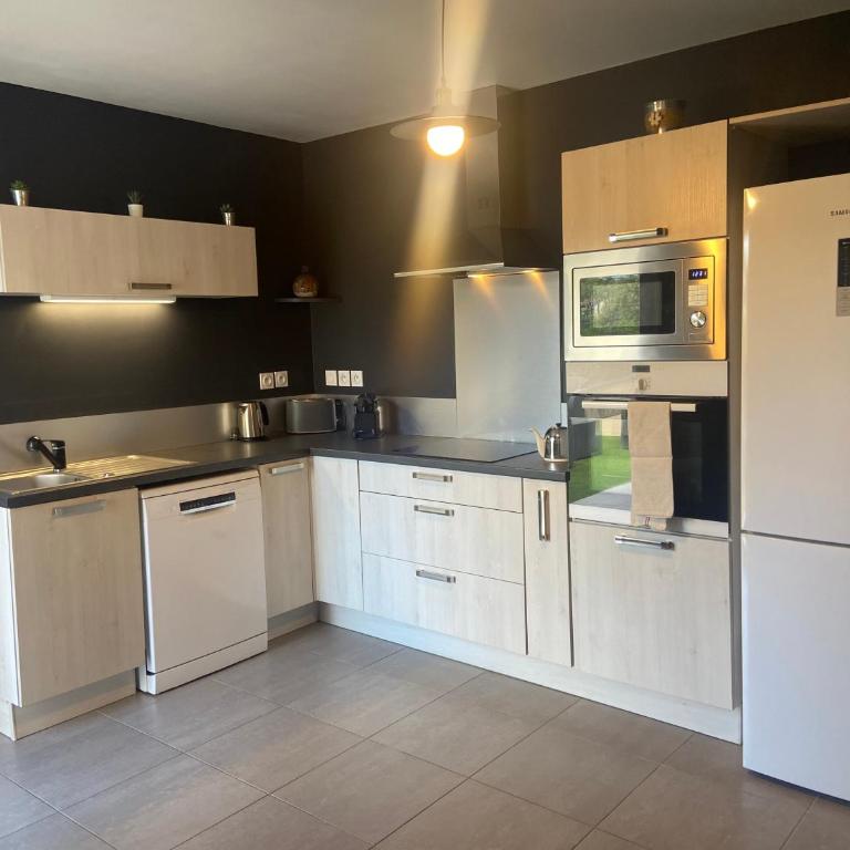 villa Maridel - Three-Bedroom House - 13