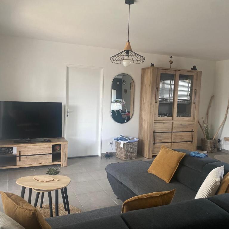 villa Maridel - Three-Bedroom House - 10