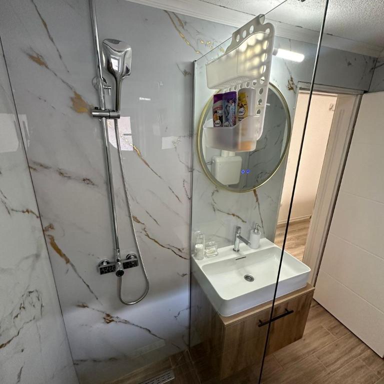 Apartments City Center Mostar - Dvokrevetna Soba sa Bračnim Krevetom i Sopstvenim Kupatilom - 14