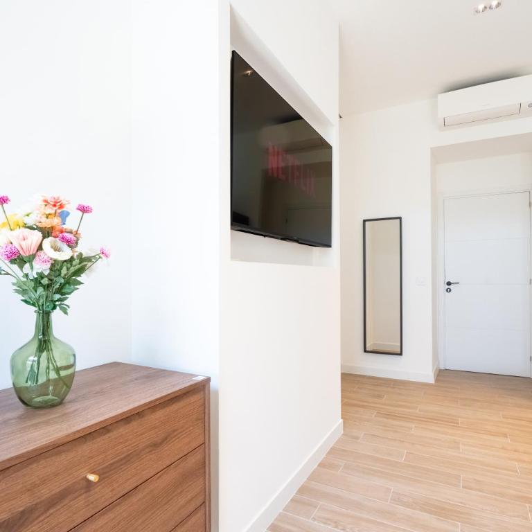 Maison Rouget - Chambre 1 - Mimosa - Chambre Double Standard avec Salle de Bains Commune - 2