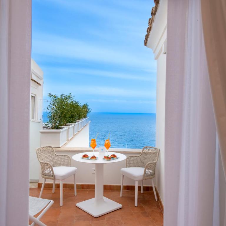 Villa Francesco Luxury Suites - Deluxe Double or Twin Room with Sea View - 3