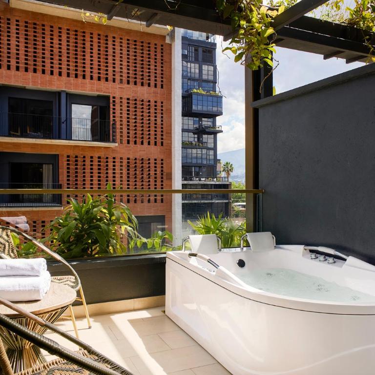 Golden Valley Hotel - Suite with Spa Bath - 2