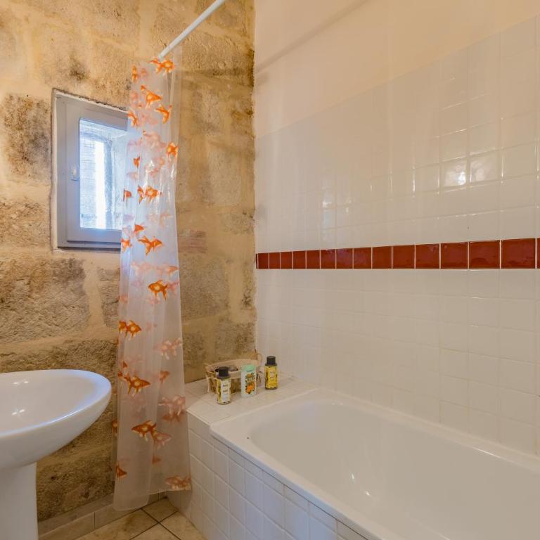 Célestin - Charming Historic Stone Duplex with Private Patio & Air Conditioning - Appartement 3 Chambres - 15