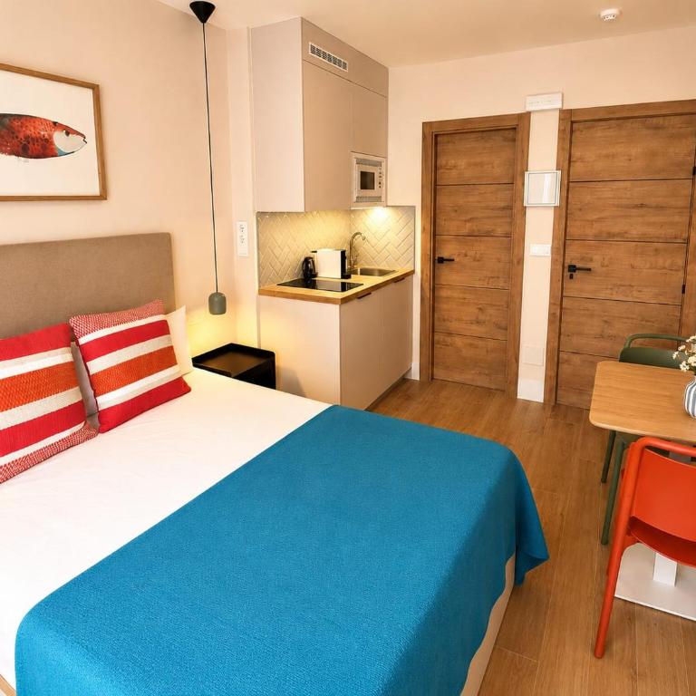 10ToSea Premium Hostal - Double Room with Balcony - 4