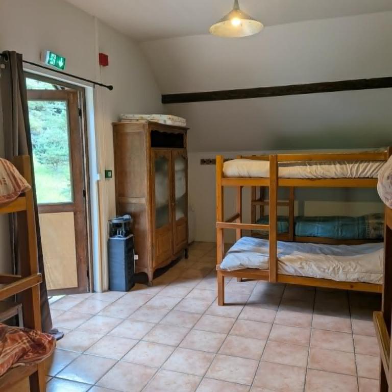 Gite les pinées - Lit dans Dortoir Mixte de 8 Lits - 1