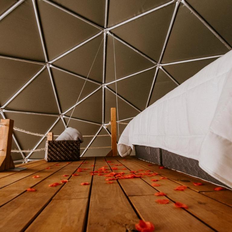 Lumbai Glamping Mazamitla - Zimmer mit Queensize-Bett und Whirlpool-Badewanne - 14