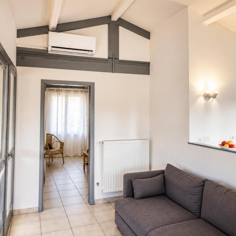 Célestin - Charming Historic Stone Duplex with Private Patio & Air Conditioning - Appartement 3 Chambres - 5