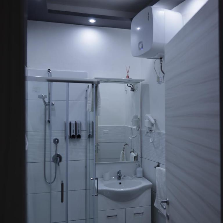 Europa INN - Deluxe Double Room - 7