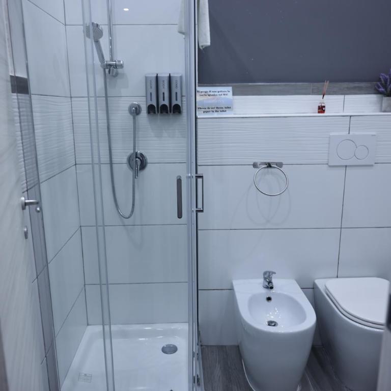 Europa INN - Deluxe Double Room with Shower - 8