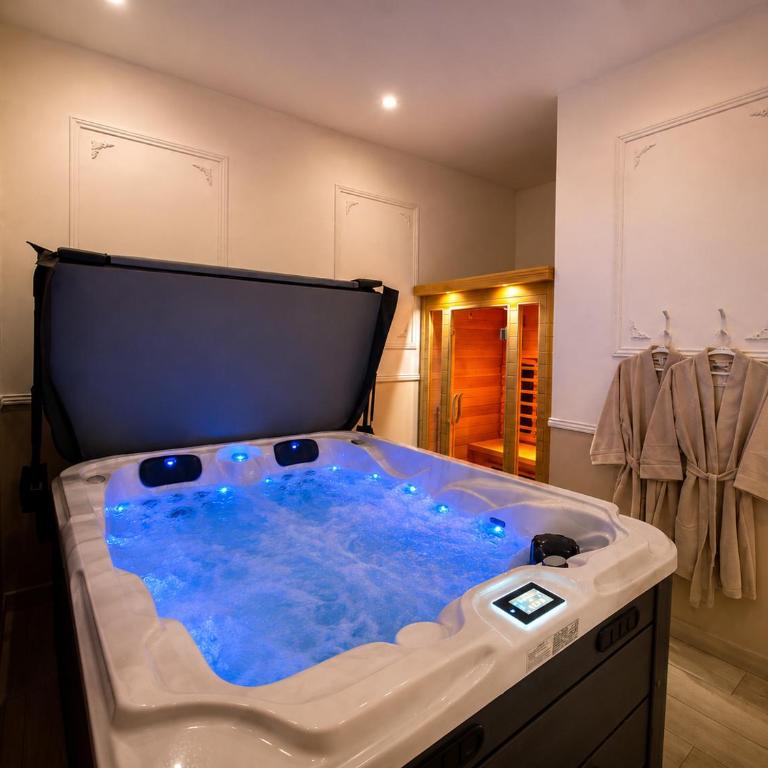 Eaux Spa Suites - Zimmer mit Queensize-Bett und Whirlpool-Badewanne - 2
