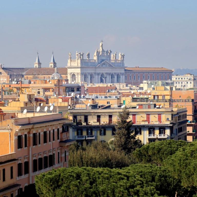 Alloggio Piazza San Giovanni Roma - Camera Matrimoniale con Vista Città e Bagno Privato Esterno - 6