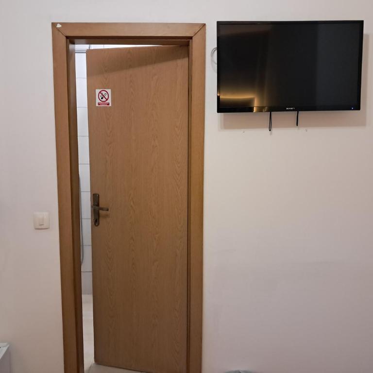 Bascarsija Guesthouse - Private Bath, TV & AirCon - Dvokrevetna Soba sa Zasebnim Krevetima i Kupatilom - 1