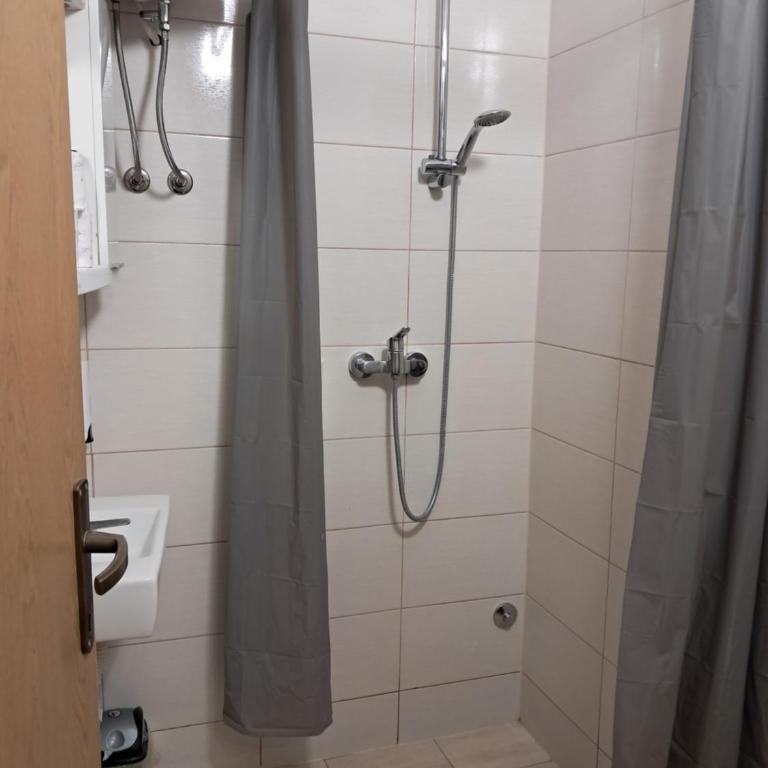 Bascarsija Guesthouse - Private Bath, TV & AirCon - Trokrevetna Soba sa Sopstvenim Kupatilom - 2