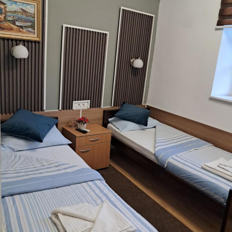 Bascarsija Guesthouse - Private Bath, TV & AirCon - Dvokrevetna Soba sa Zasebnim Krevetima i Kupatilom - 3