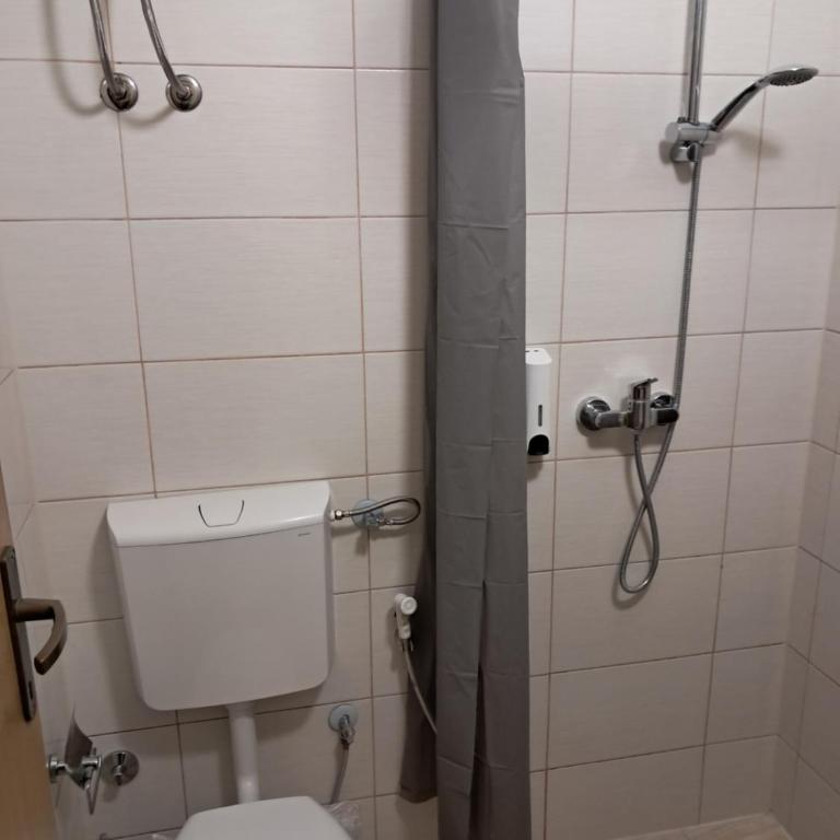 Bascarsija Guesthouse - Private Bath, TV & AirCon - Trokrevetna Soba sa Sopstvenim Kupatilom - 4