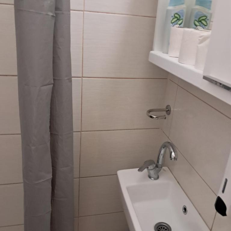 Bascarsija Guesthouse - Private Bath, TV & AirCon - Trokrevetna Soba sa Sopstvenim Kupatilom - 5
