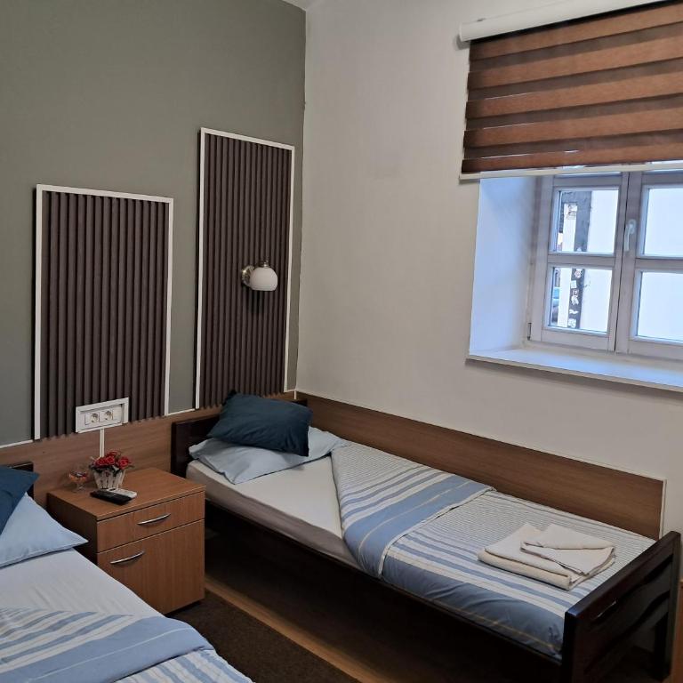 Bascarsija Guesthouse - Private Bath, TV & AirCon - Dvokrevetna Soba sa Zasebnim Krevetima i Kupatilom - 4