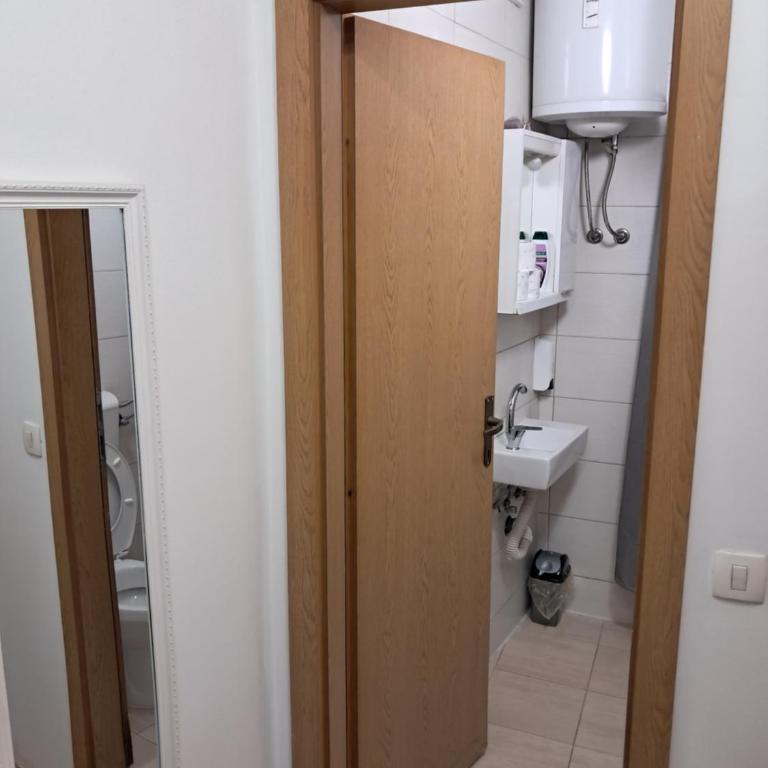 Bascarsija Guesthouse - Private Bath, TV & AirCon - Trokrevetna Soba sa Sopstvenim Kupatilom - 5