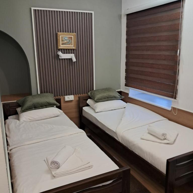 Bascarsija Guesthouse - Private Bath, TV & AirCon - Trokrevetna Soba sa Sopstvenim Kupatilom - 7