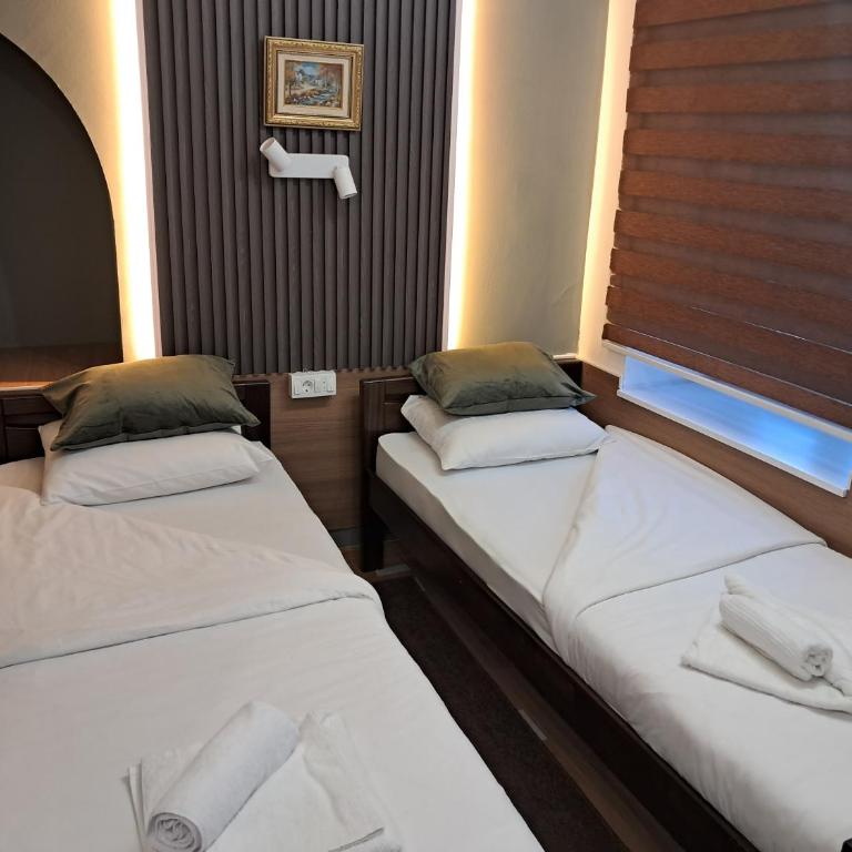 Bascarsija Guesthouse - Private Bath, TV & AirCon - Trokrevetna Soba sa Sopstvenim Kupatilom - 8