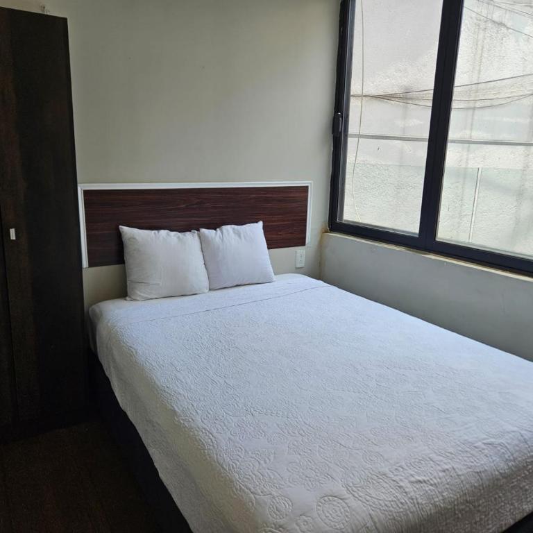 Singular Sócrates - Double Room with Private Bathroom - 7