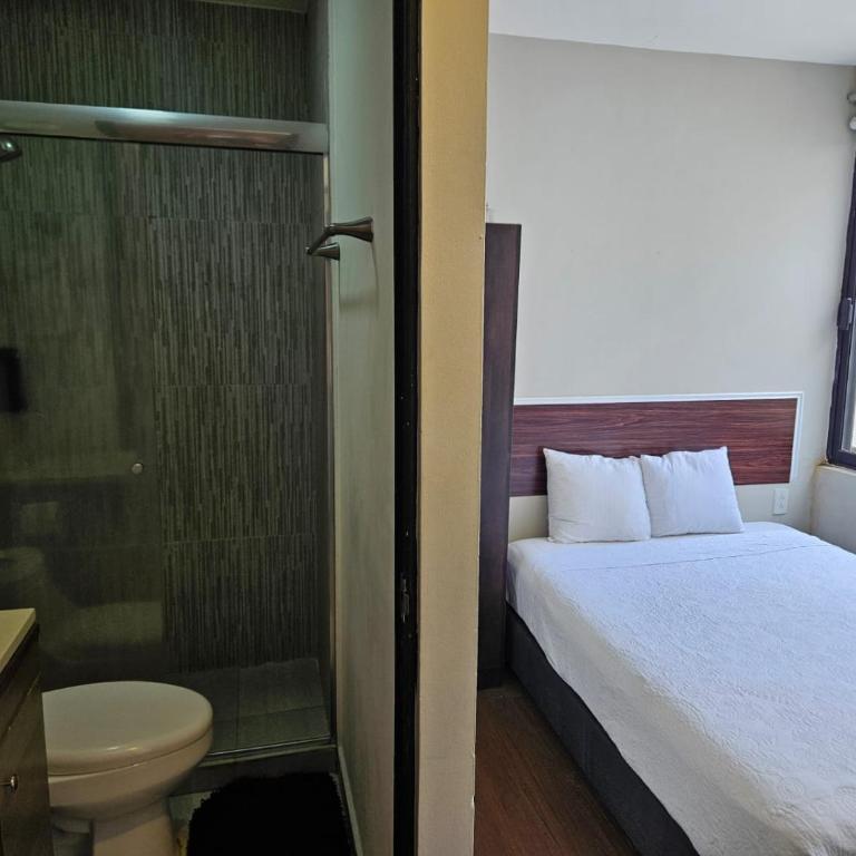 Singular Sócrates - Double Room with Private Bathroom - 4