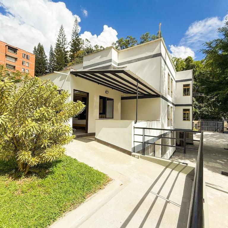 Exclusive Villa in Poblado 12 rooms 24 PPL - One-Bedroom Villa - 16