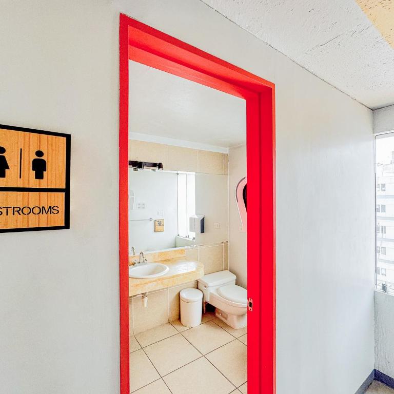 NAIA Hotel Miraflores - Small Room with Shared Bathroom - 2