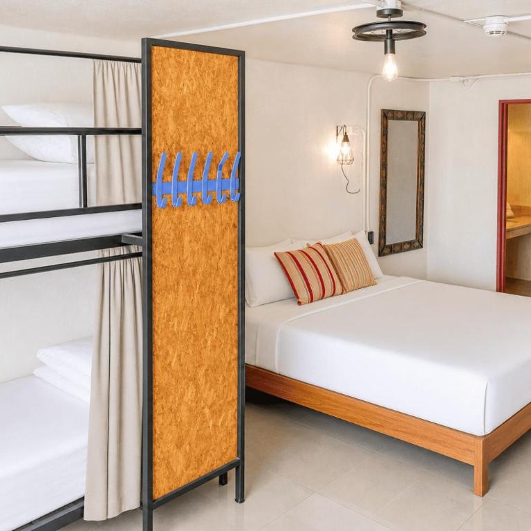 NAIA Hotel Miraflores - Quadruple Room with Private Bathroom - 4